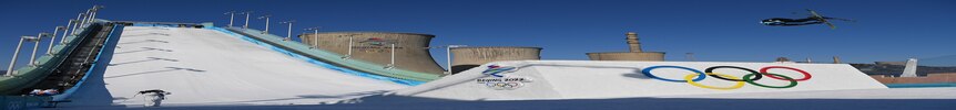 ROC 队的 Anastasia Tatalina 在北京奥运会首钢大飞机上表演了一个把戏